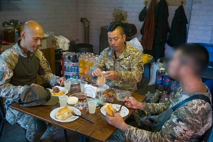 元料理人のケンさんがつくる料理は美味しいと部隊でも好評（写真中央がケンさん）