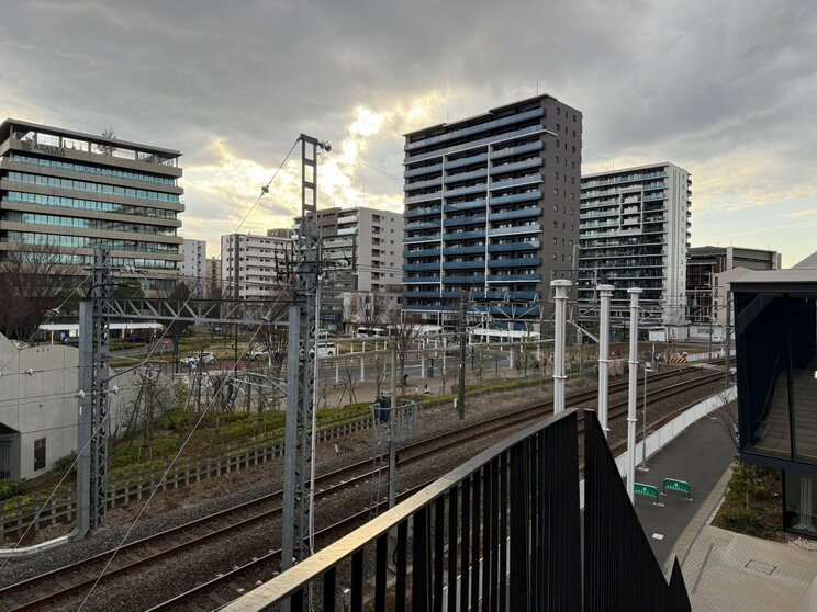 街には築浅の大型マンションも並ぶ(撮影/集英社オンライン)