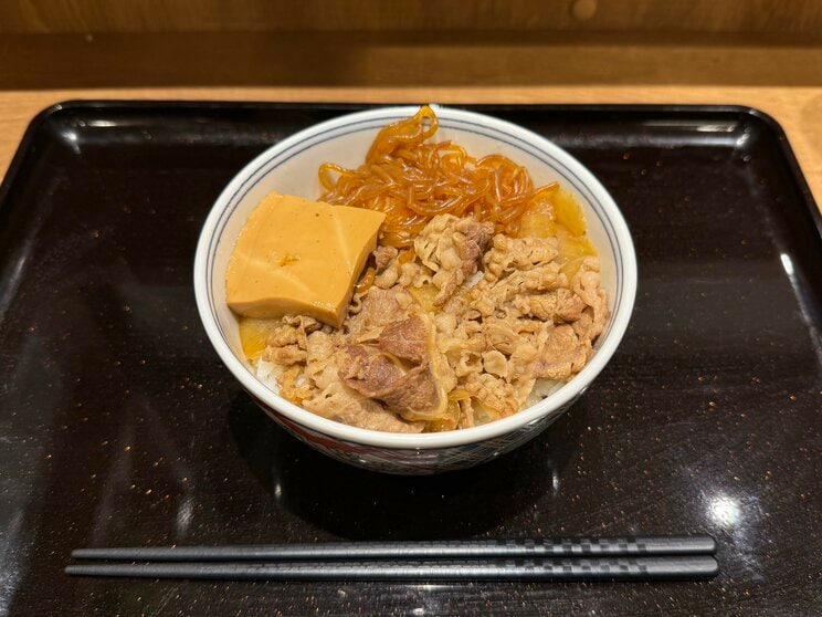 再販が密かな話題の「牛鍋丼」（撮影／集英社オンライン）