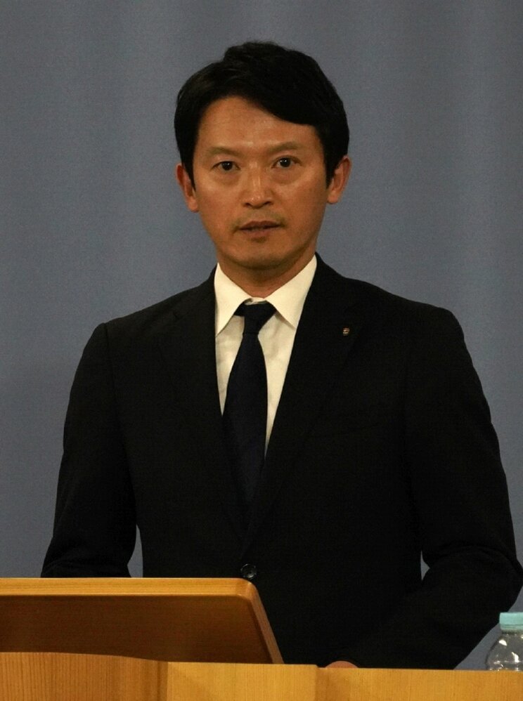 ３月26日、記者会見を行なう斎藤元彦知事（撮影／集英社オンライン）