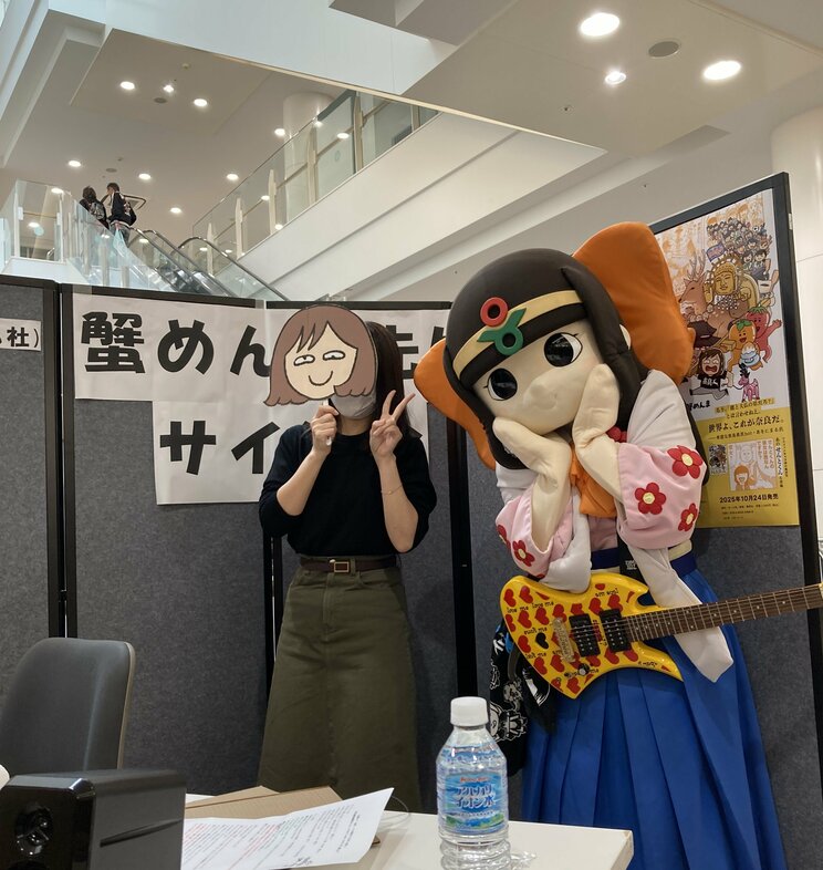 奈良県橿原市の書店で開催したサイン会には、地元のマスコットキャラクター「蓮花ちゃん」も応援に駆け付けた