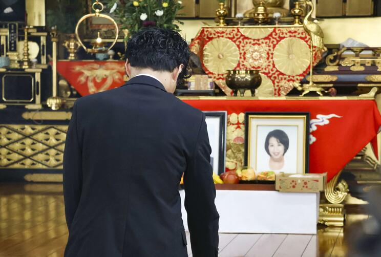 高羽奈美子さんの二十七回忌法要に参列した長男・航平さん（写真／共同通信社）