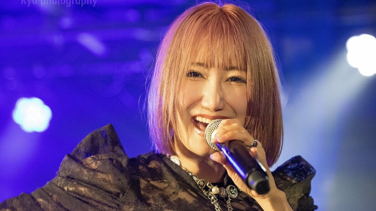 「“おばさん”って言葉が悪いと思ってない」来年50歳の自称・現役最年長アイドルが人生のお手本にするのは芸能人でもモデルでもなく……  | 集英社オンライン | ニュースを本気で噛み砕け