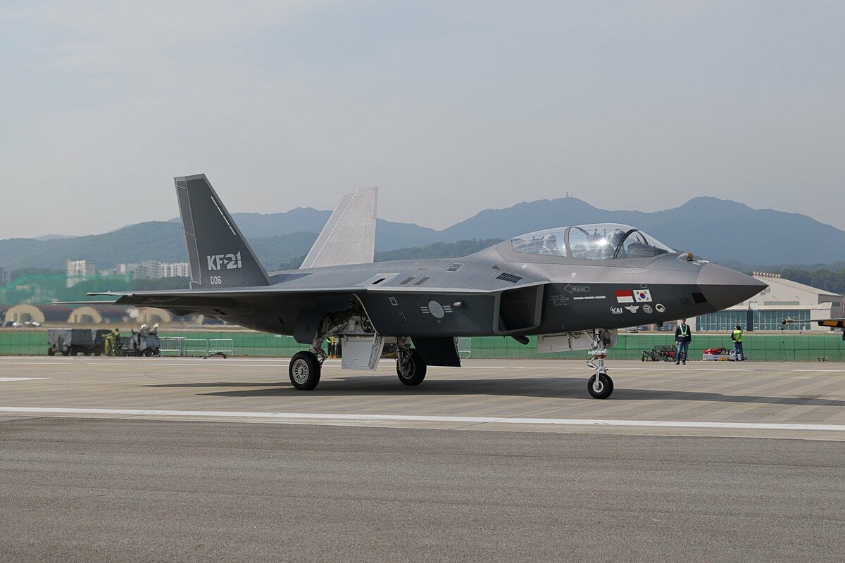 韓国が“悲願”の国産戦闘機KF-21を初披露。「アメリカ頼み」だった 