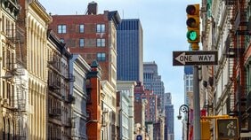 ニューヨークのSupreme本社で働く日本人のリアルな日々が教えてくれる、アメリカのアッパー層が必ず保有しているものとは？