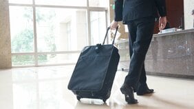 〈出張族に受難！〉東京都が宿泊税を一律3%に変更で経済は冷え込み必至…会社員と企業を追い詰める“静かな増税”の正体