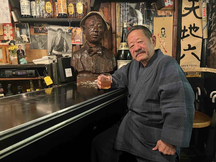 外波山さんは役者業のかたわら、32歳で新宿ゴールデン街にバー「クラクラ」をオープン。たこは開店日から悲劇の事故で生涯を閉じるまでほとんど毎日通っていたという。76歳の現在もたこ八郎像とともに元気に営業中