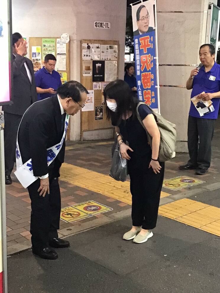 駅前で選挙活動を行なう平沢勝栄氏（本人Facebook）