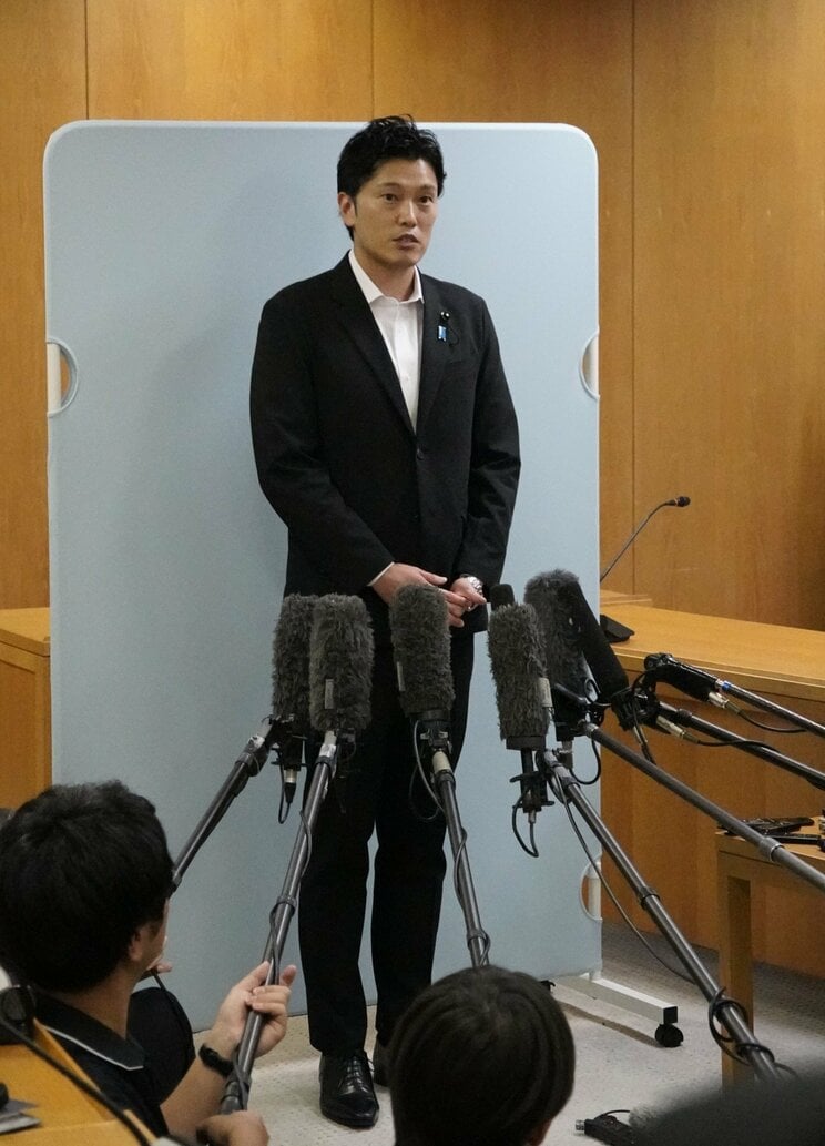 記者団の質問に答える兵庫県議会百条委の奥谷謙一委員長（撮影／集英社オンライン）