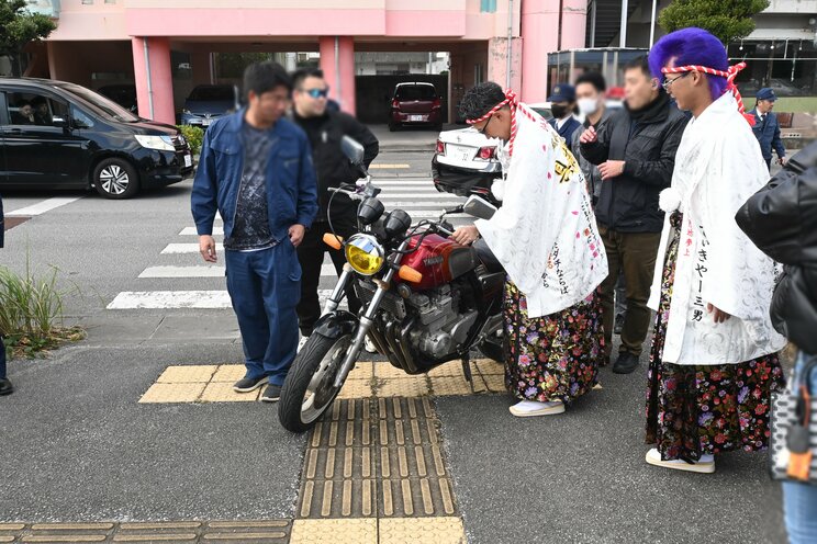 プリウスの屋根を切ったオープンカーで登場！“戦闘服”、リーゼント、警察がすぐに駆けつけて「秒で捕まった」沖縄・二十歳式典2025「でも以前のようなドヤンキーはいなくなった」_13