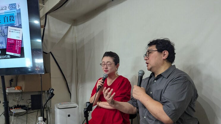 『子どもの自殺はなぜ増え続けているのか』の著者の渋井哲也さん（右）と、自身も虐待被害と４度の自殺未遂を経験した作家・小林エリコさん（左）