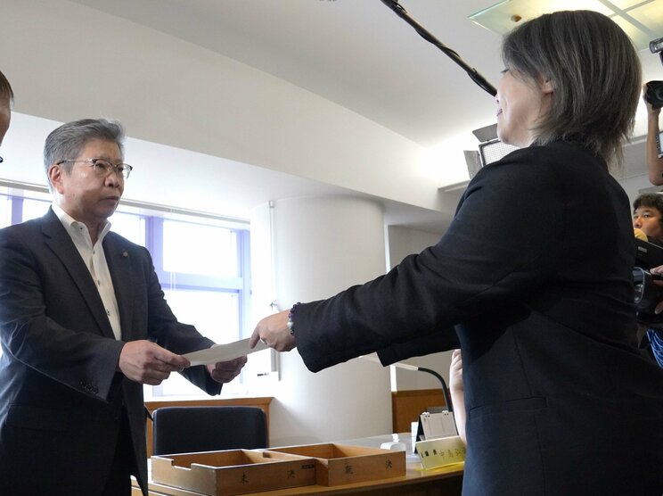 9月10日、伊東市議会の中島弘道議長（左）に解散を通知する田久保眞紀市長　撮影／集英社オンライン