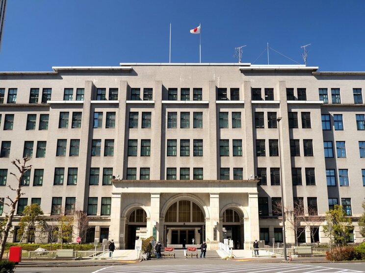 財務省本省（写真／shutterstock）