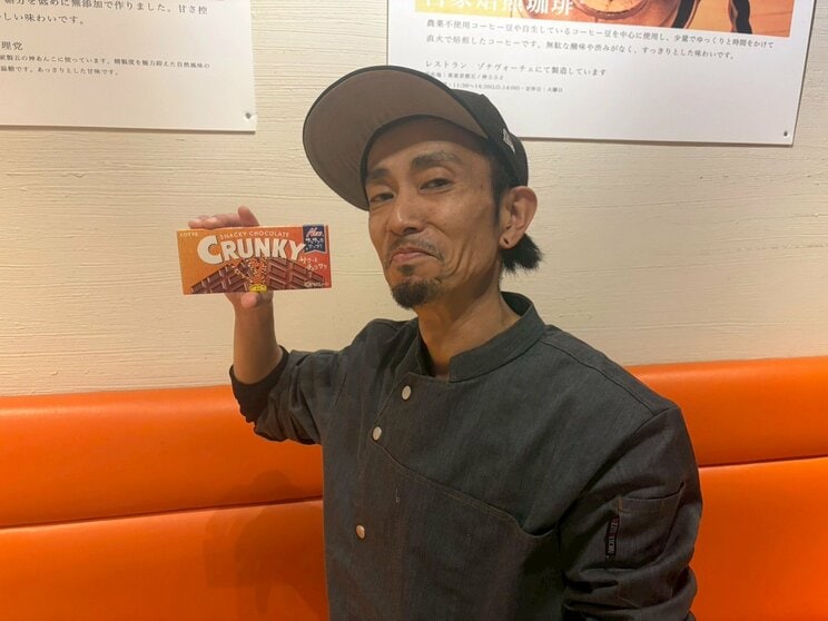 ロッテ「クランキー」を手にポーズをとるBro.Hi