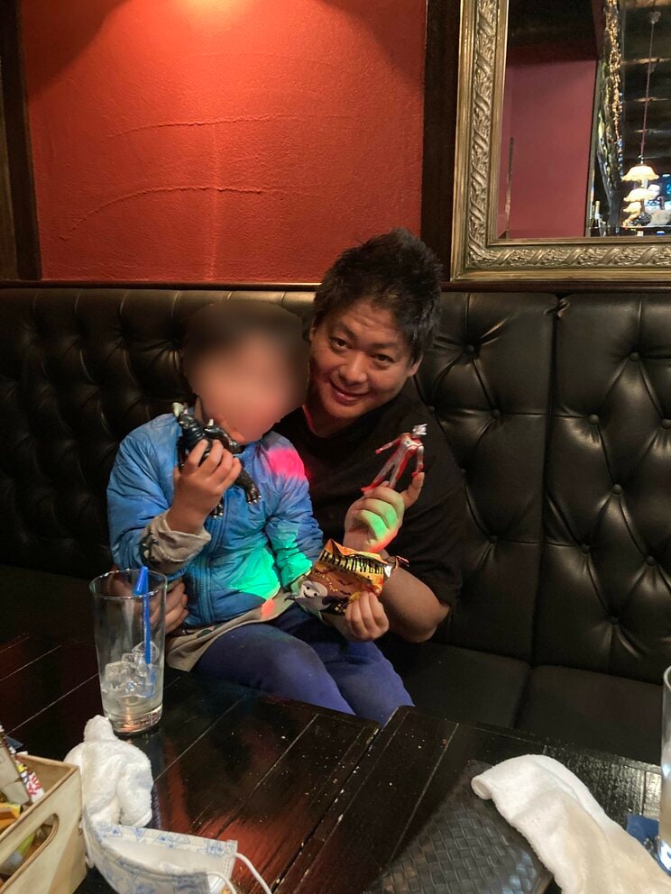 浜松で営業していたバー店長時代の五十嵐さんと、店に訪れたファンの子ども（子どもの父親提供）