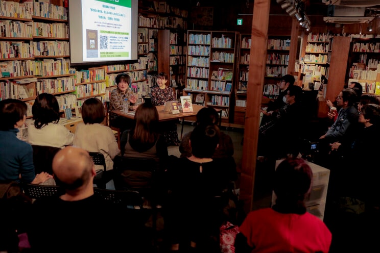 会場・オンラインともにたくさんの読者の皆さんに囲まれてのイベントスタートとなりました。