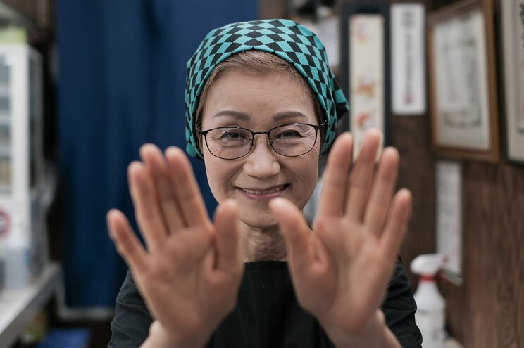 この手で何十万、何百万という数のおにぎりを握ってきた