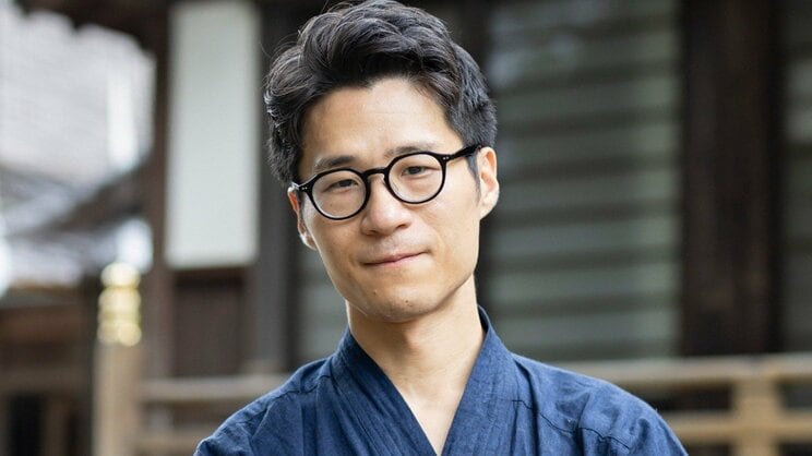 妻と娘の2人の障がい者と生活しながら鵠沼山 萬福寺で福住職を務める荒木貴弘さん（写真／齋藤周造）