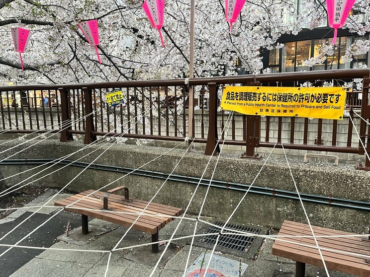 滞留を防ぎ、一方通行の流れをスムーズにするため、ベンチにはロープが張られ座れないようになっている