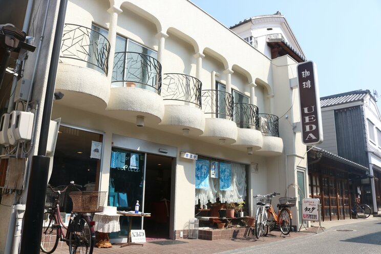 地元住民の憩いの場である老舗喫茶店「珈琲　UEDA」