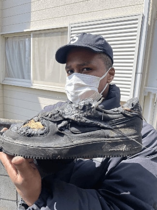 ロゴが「ナ」しか残ってなかったナイキの靴　写真提供／豆鉄砲・ホセ