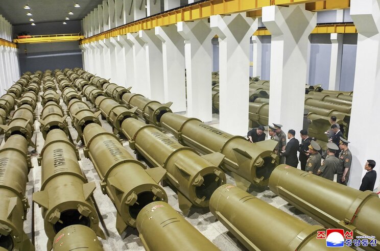 北朝鮮の軍備工場（写真／共同通信社）