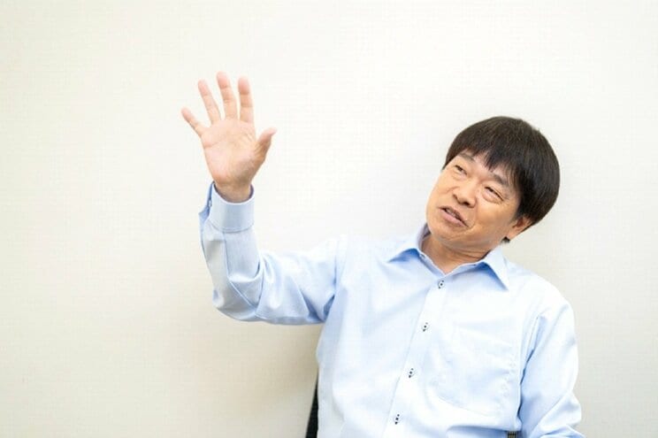 身振り手振りを添えながら話す蛍原徹（撮影／佐藤靖彦）