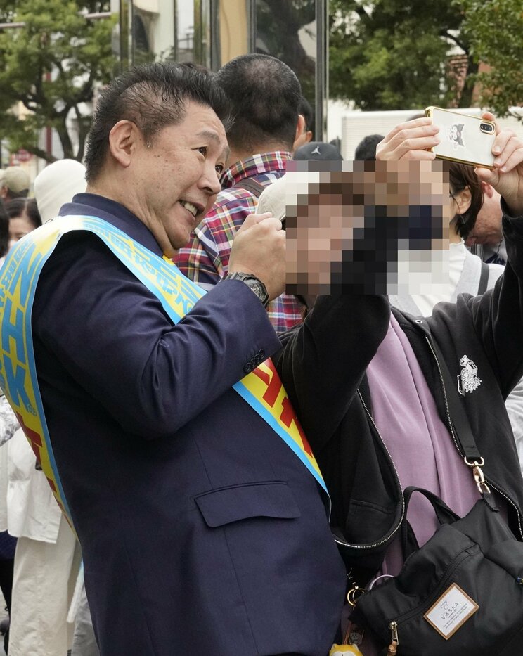 記念撮影に応じる立花孝志氏　撮影／集英社オンライン