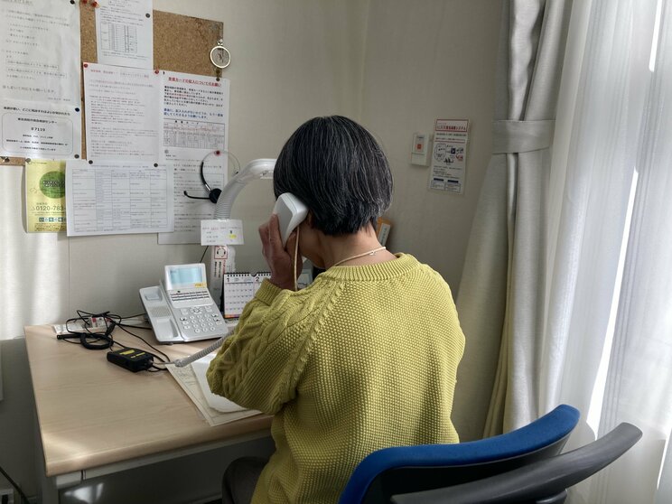 相談員さんが実際に電話を受けている様子（写真／集英社オンライン）