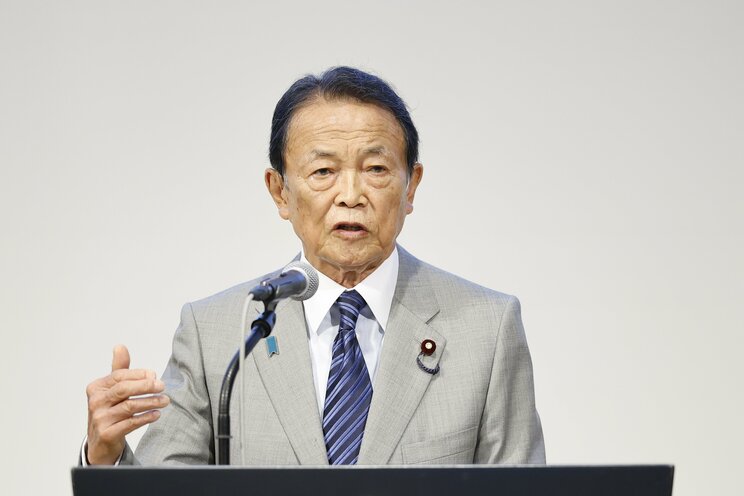 皇室典範改正案の裏に麻生氏の影が（写真／共同通信社）