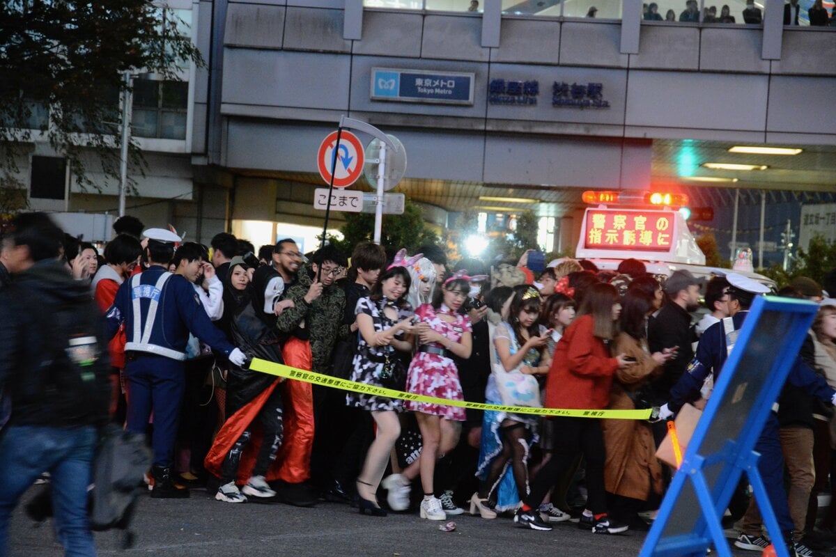 写真で見る渋谷ハロウィーン7年史〉なぜ10月末の渋谷はカオスとなったのか? 狂乱のスクランブル交差点“バカ騒ぎ”の原点となったイベントとは |  集英社オンライン | ニュースを本気で噛み砕け