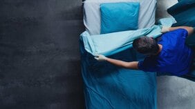 専門家が指摘する「2類相当に固執したことで高齢者の死亡者が増加した可能性」…新型コロナにおける厚労省の犯した大罪とは