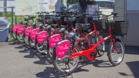 スマホがそのままキーになる! 車社会の地方都市で広がる「シェアサイクル」の波