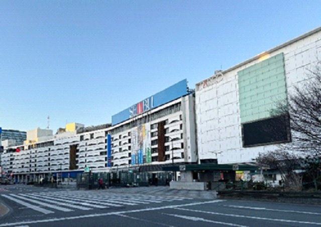 池袋駅東口(PhotoACより)