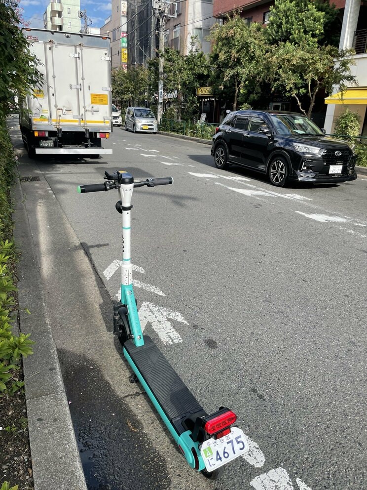 車道の左寄りが電動キックボードの走行ゾーン