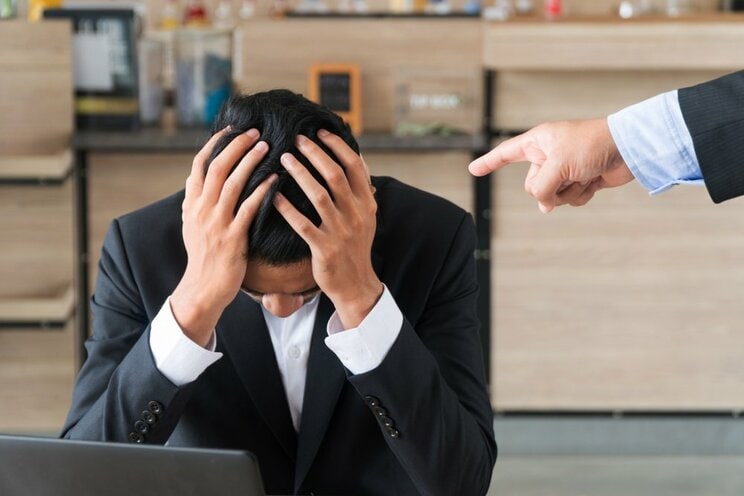 上司から怒られているイメージ 写真/Shutterstock.