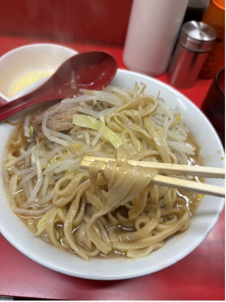 〈ラーメン二郎・寸胴ドンブリ事件炎上〉「丼は食後にテーブルからカウンターに置くべきか？」で大論争、通算5555杯食べたジロリアンは「テーブル拭くまでが完食です」_8