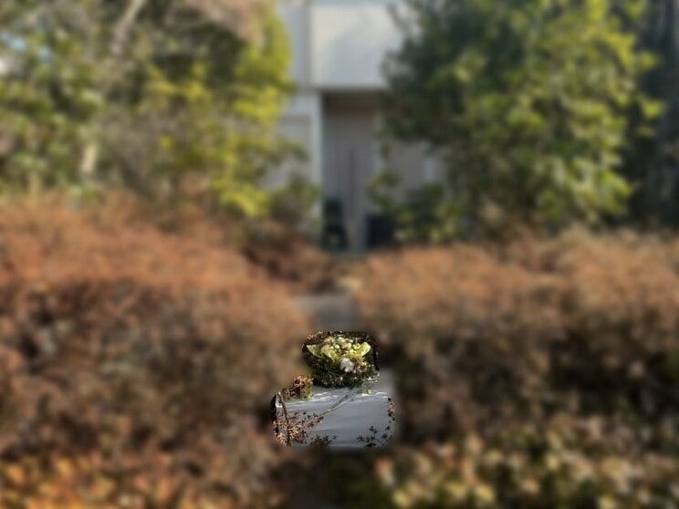 事件現場となった被害者宅の垣根には小さな献花台が設置されていた（写真／筆者撮影）