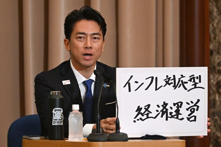 経済対策を語る小泉氏（写真／共同通信社）