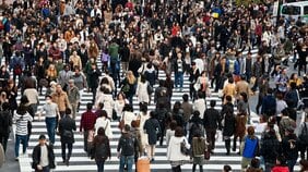 日本人の賃金が上がらないのは高齢化が原因なのか? 「金融抑圧」と「インフレ課税」立ち向かうただひとつの方法