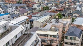 〈LINEオープンチャットに潜入〉 素人にビミョーな「築古物件」を買わせるインフルエンサーの正体…マンション爆騰で食い物にされる「家を買えない若者」たち