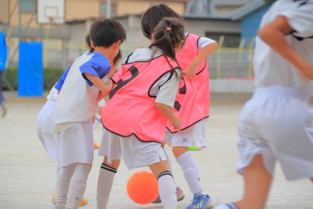 “しゃぼん玉遊び”や“階段の手すり”は大丈夫？ 子どもは同時感染のリスクが10倍‼ コロナとインフルのダブル流行から我が子を守る方法とは…〈ママパパから不安続出・今さら聞けない感染の疑問を名医に訊いてみた！〉_4
