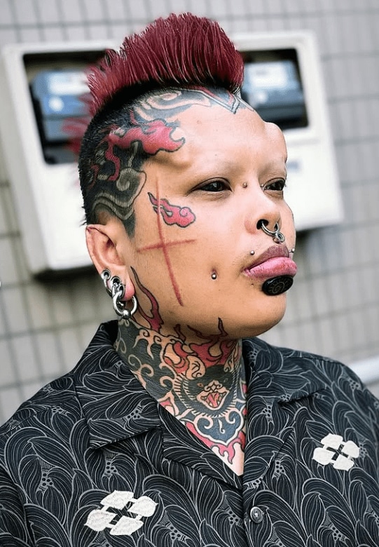〈身体改造男〉指を2本切除、白目を黒く染め、頭にはシリコン…全身を“作品”に変えた男の改造歴「最初は完全にファッションだった」_22