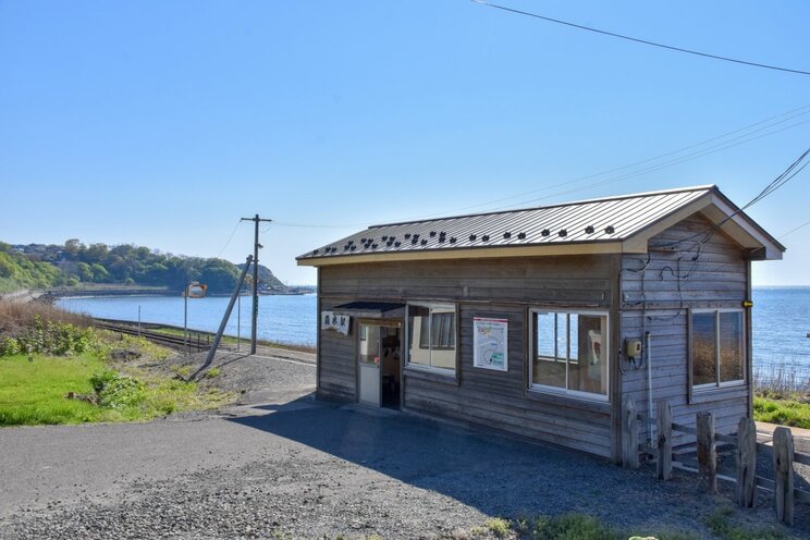 JR五能線の驫木駅。木造駅舎と日本海に沈む夕日が美しく、青春18きっぷのポスターにも採用されたころがある