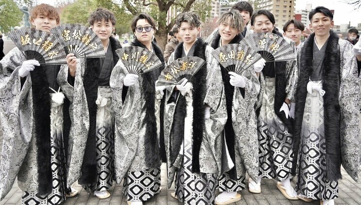 〈画像多数！〉「カッコよく撮ってくださいよー！」 今年もド派手な衣装で盛り上がりを見せた北九州・二十歳の記念式典密着ルポ_2