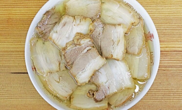 麺を覆いつくすほどのチャーシューがのったラーメン（写真／PhotoAC）