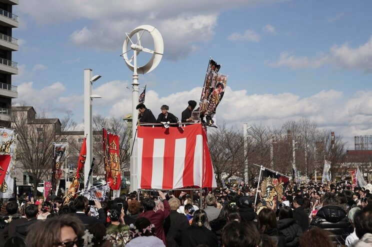 突如現れて会場の度肝を抜いた移動式のやぐら　北九州市二十歳の記念式典にて　写真／篠原祐介