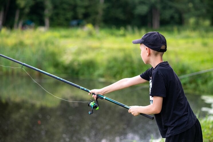 釣りは親子で始めやすい趣味だった（写真／shutterstock）