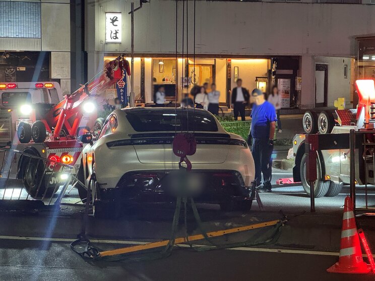 《高級外車同士が…》「猛スピードで柵も越えてきた」ポルシェがテスラに衝突し3台の事故、小学生も巻き込まれ…逮捕された20代タトゥー男は「ポケットに手をつっこんでいた」_11