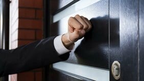 知らない男たちが突然に家に入り、ひきこもり女性を拉致。民間の自立支援センターによる「暴力的支援」の恐怖。「引き出し屋」と呼ばれるその実態とは